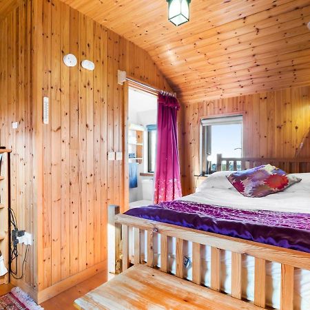 Seaside Log Cabin, Carna Villa Екстериор снимка